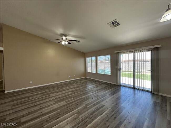 Foto del edificio - 1616 Watercreek Dr