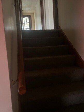 Building Photo - 147 Rossiter Rd