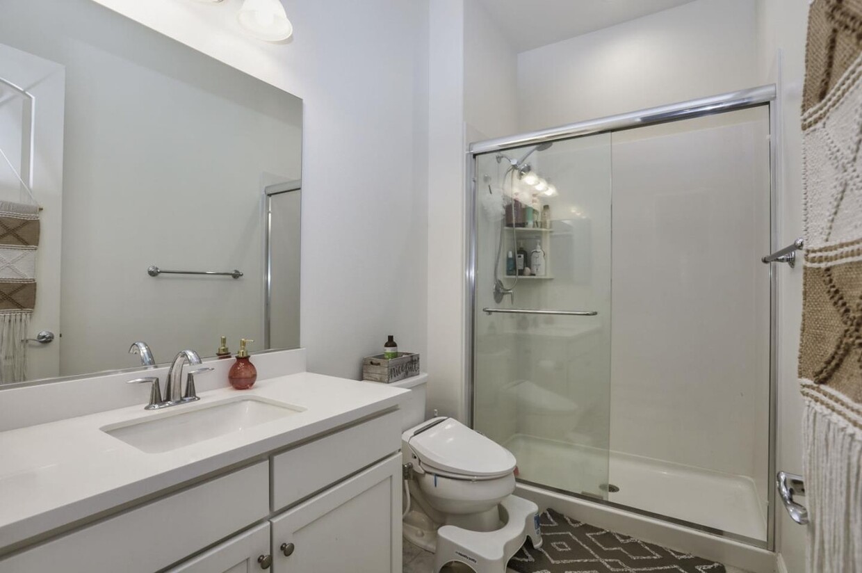 Bath - 2879 Tulare Hills Dr