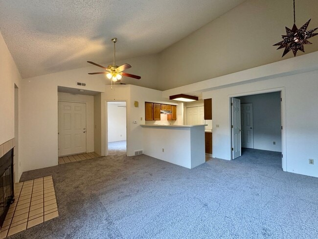 Building Photo - 2 Bedroom 1 Bath In Aurora Available NOW!!