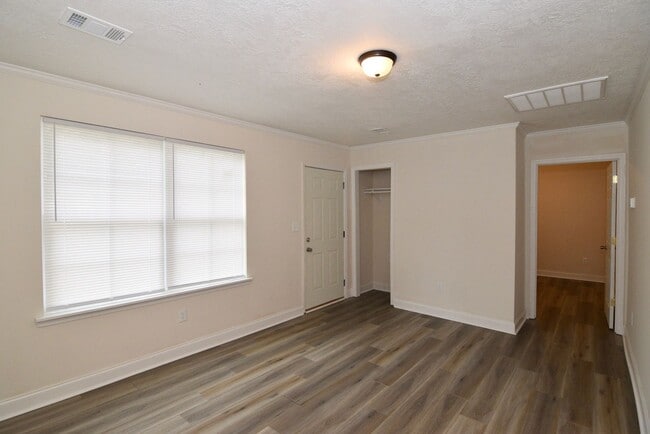 Building Photo - Recently Renovated 3 Bedroom House - Section 8 Welcome