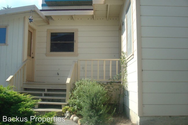 Building Photo - 529 Laine St