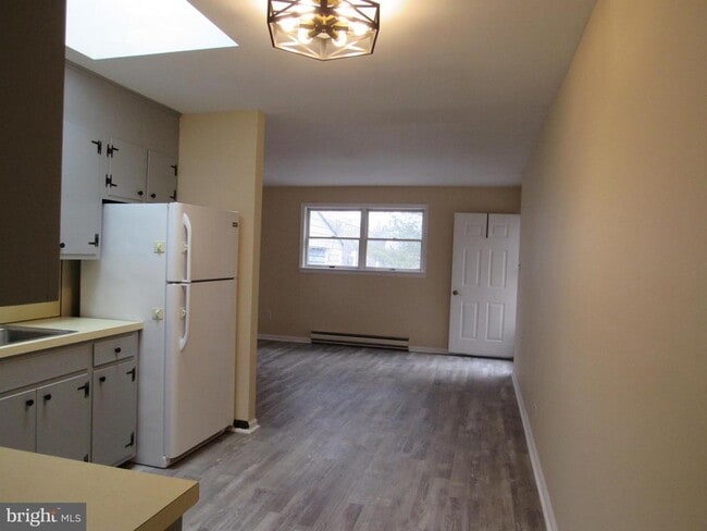 Foto del edificio - 221 Swinehart Rd