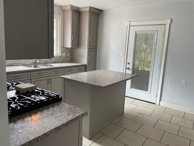 Building Photo - Newly renovated spacious 2 bedroom home in...