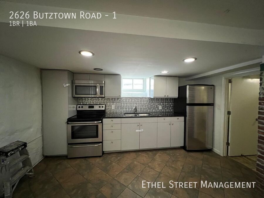 Primary Photo - Vintage 1-Bedroom Apartment On A Quiet Res...