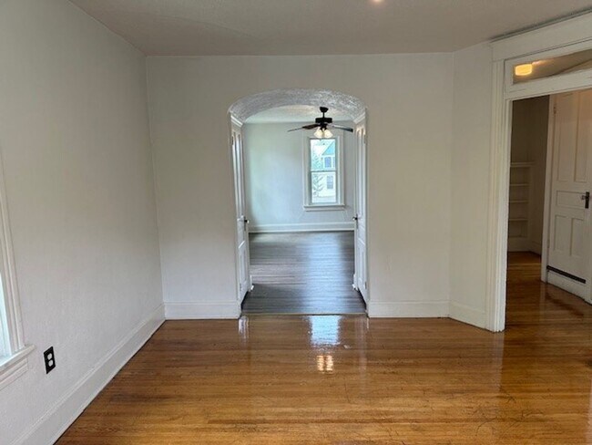 Building Photo - 2 Bedroom 1 Bathroom 2nd Floor Apartment F...