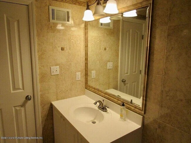 Foto del edificio - 708 N Railroad Ave