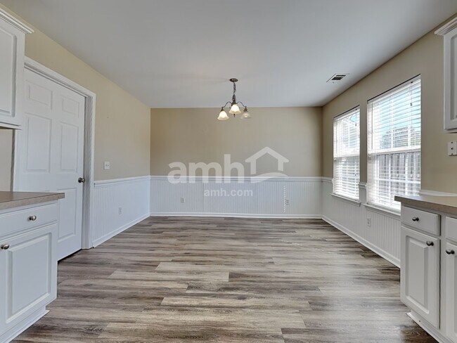 Foto del edificio - 4 Laurel Ln