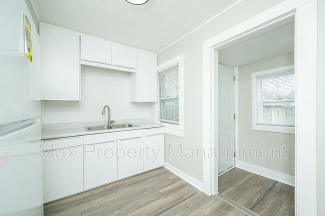 Building Photo - 308 E Hillside Ave