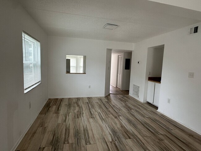 Foto del edificio - 6509 Dumont Ave