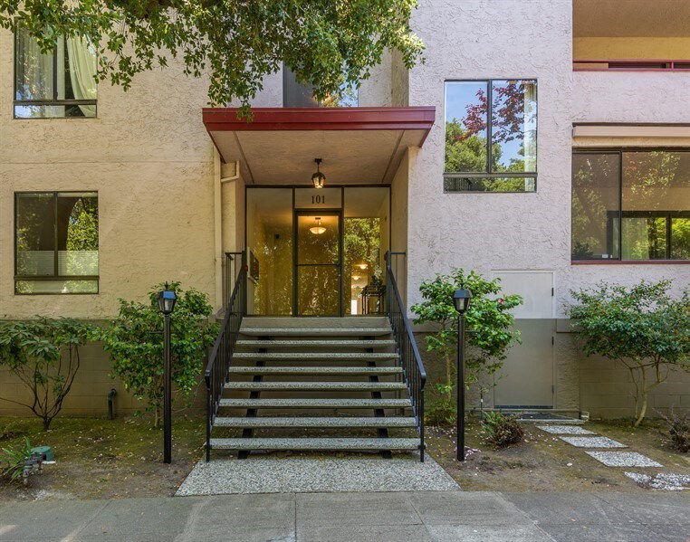 Primary Photo - Fabulous Remodeled Penthouse Unit