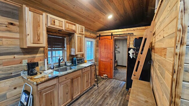 Building Photo - Fully Furnished Studio with Fenced Yard