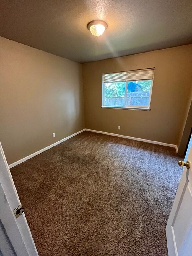 Building Photo - Great 3 bdrm, 1.5 bath house Ready 7/8/24