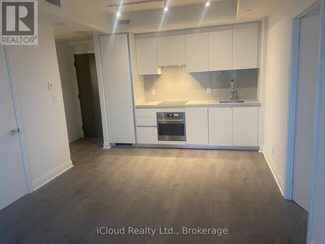 Photo du bâtiment - 4015 The Exchange