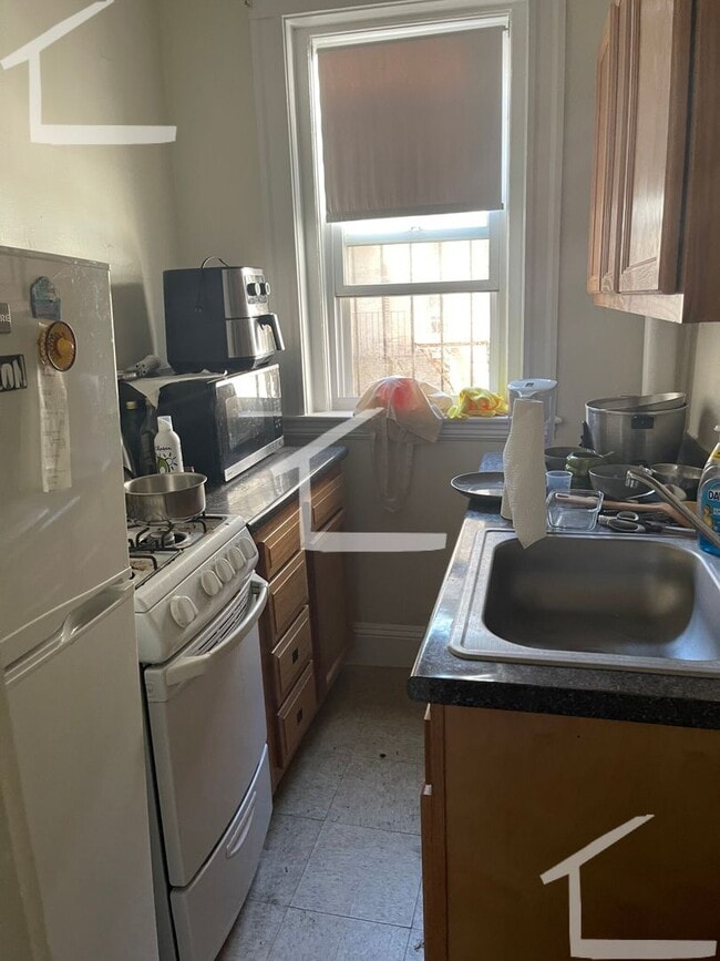 Building Photo - Clean and Spacious Studio Hardwood, Bay wi...