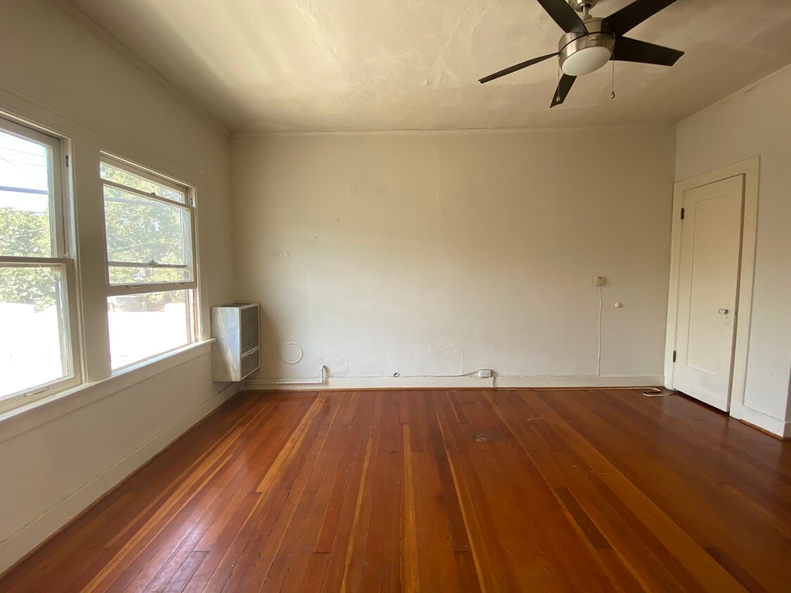 Primary Photo - 2529 W 4th St