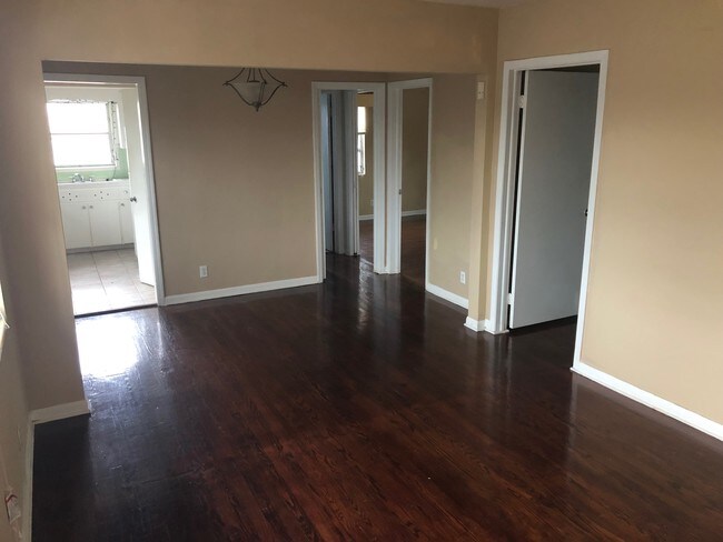 Living Room - 108 S Lakeside Dr