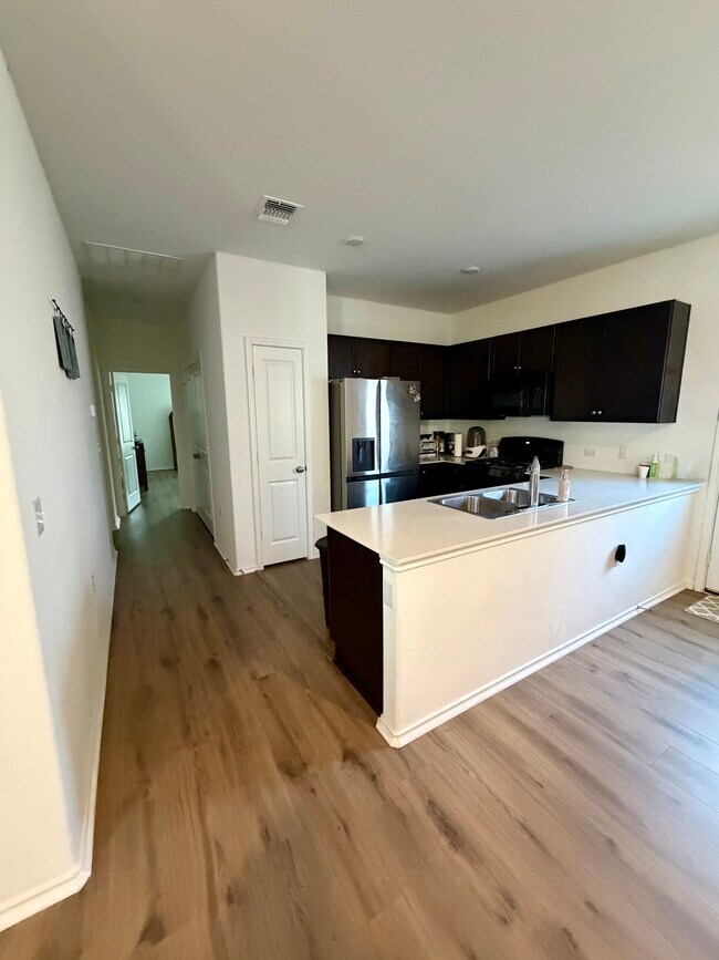 Foto del edificio - 2821 Dezmond Diamond Ct