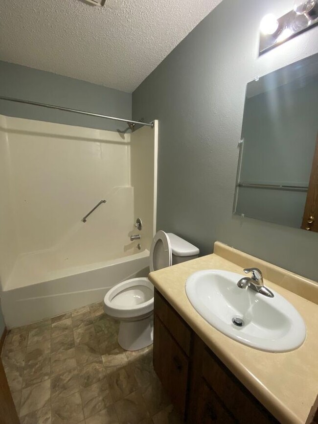 Foto del edificio - $1,000 | 2 Bedroom, 1 Bathroom Apartment |...