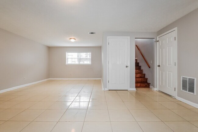 Building Photo - 5550 Emerald Glen
