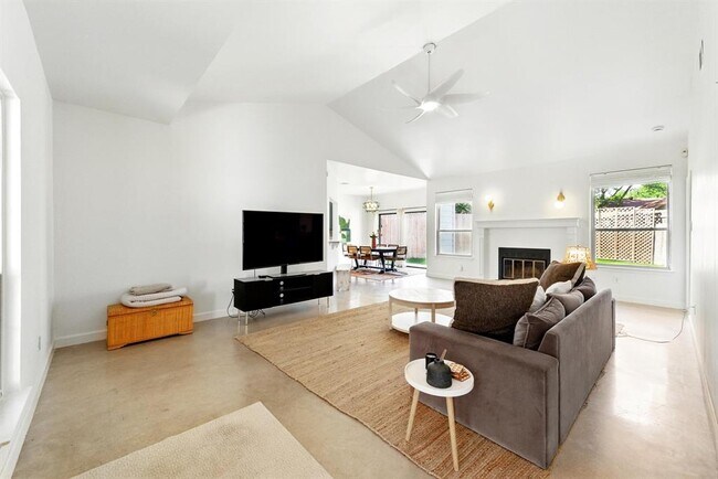 Foto del edificio - 5807 Convict Hill Rd