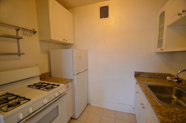 Building Photo - Great Cap Hill Condo- Location close to sh...