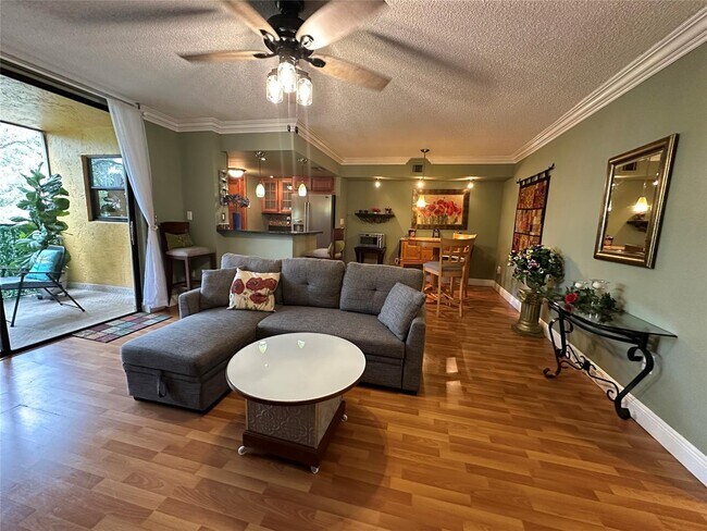 Foto del edificio - 6800 Cypress Rd