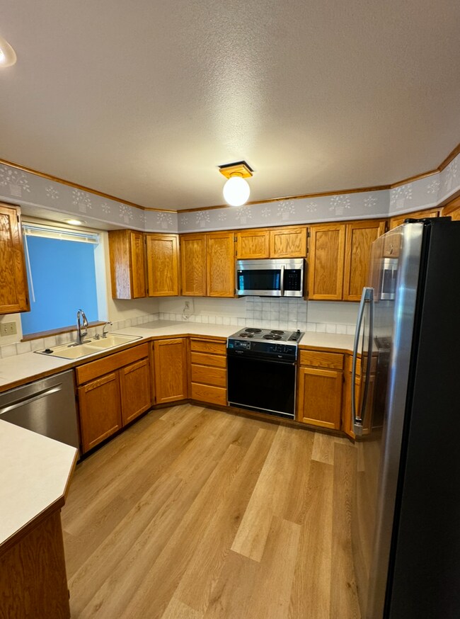 Building Photo - Available Now! Beautiful Valley Home!