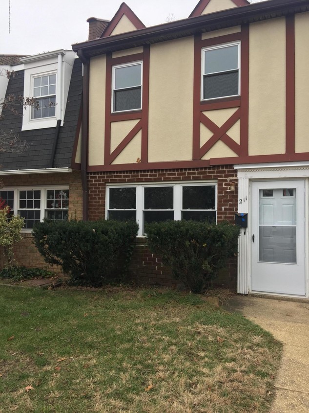 Primary Photo - 211 Briar Mills Dr