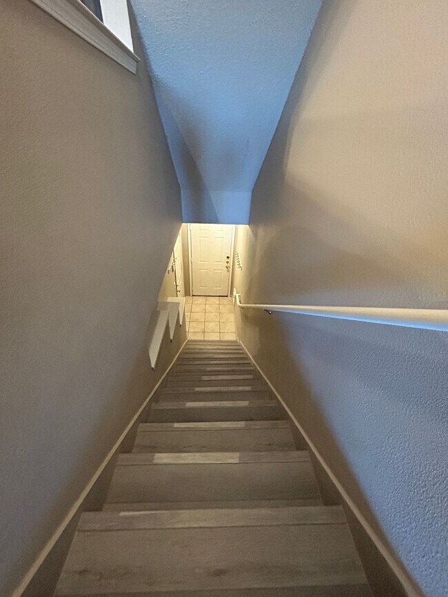 Building Photo - 2Br/2Ba Townhouse with Attached Garage