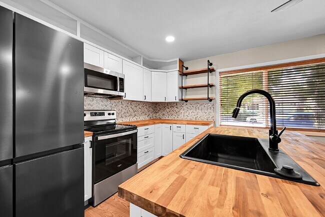 Foto del edificio - $2,095.00 - 3 Bedrooms, 2 Bathrooms, Single Family Home in Colorado Springs with Fenced Yard!