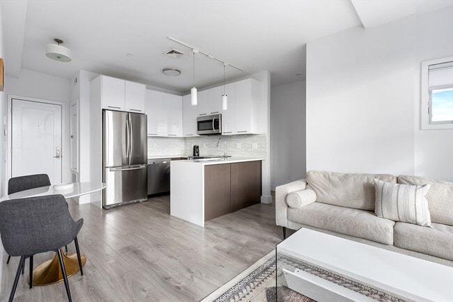 Building Photo - 70 S Bremen St