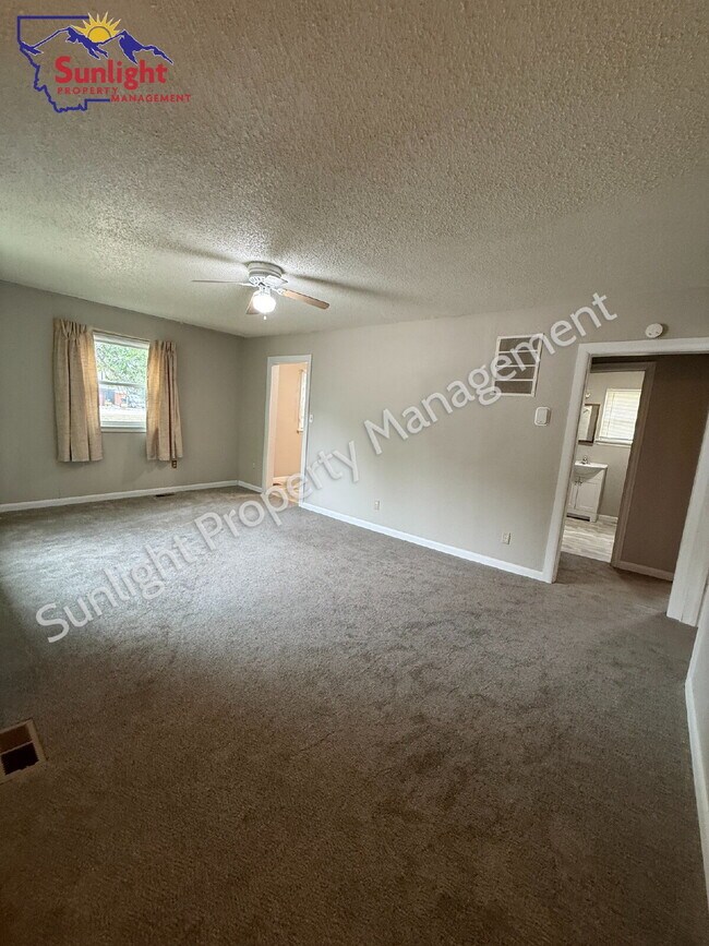 Building Photo - One level 2 Bed 1 Bath Single Family with Many Updates