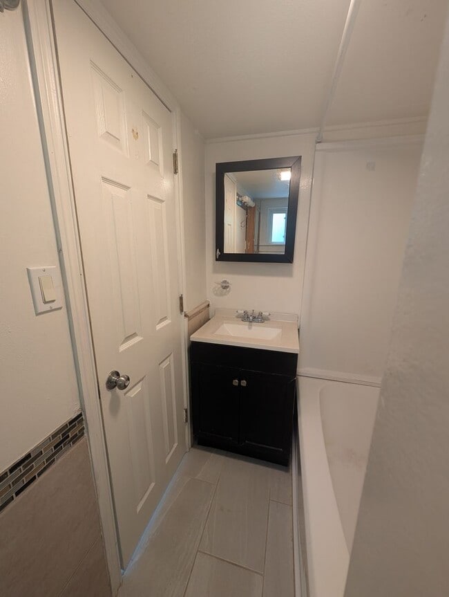 Building Photo - 2 Bedroom 1 Bath- Home