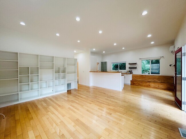 Foto del edificio - Chic 2-Bed, 2-Bath Home with Gated Yard in...