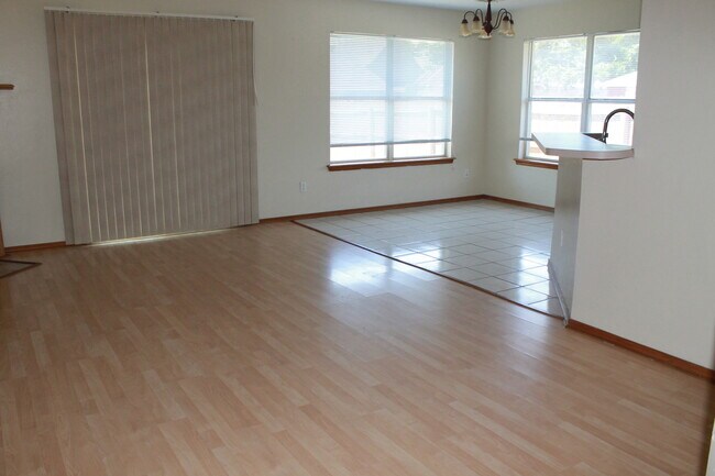 Foto del edificio - Loads of Room! 3 beds & Den! Storm Shelter!