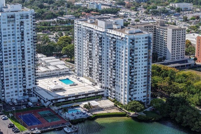 Foto del edificio - 2780 NE 183rd St