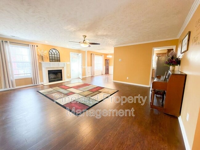 Foto del edificio - 215 Americana Dr