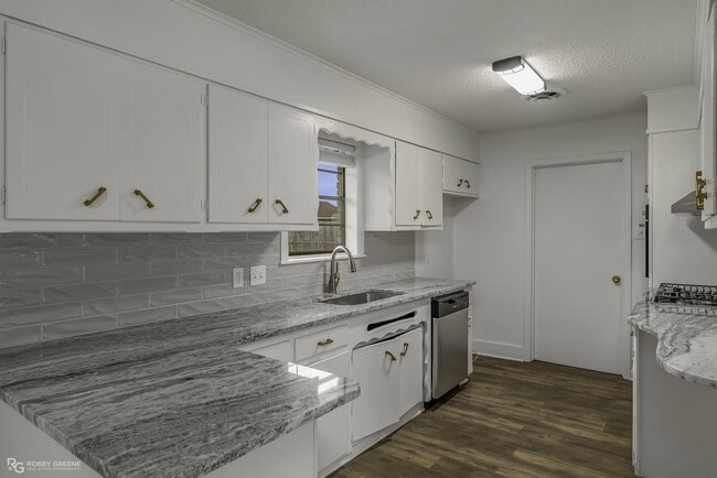 Building Photo - 2425 Belmont Blvd