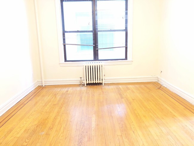 Foto del edificio - 30-85-85 44th St