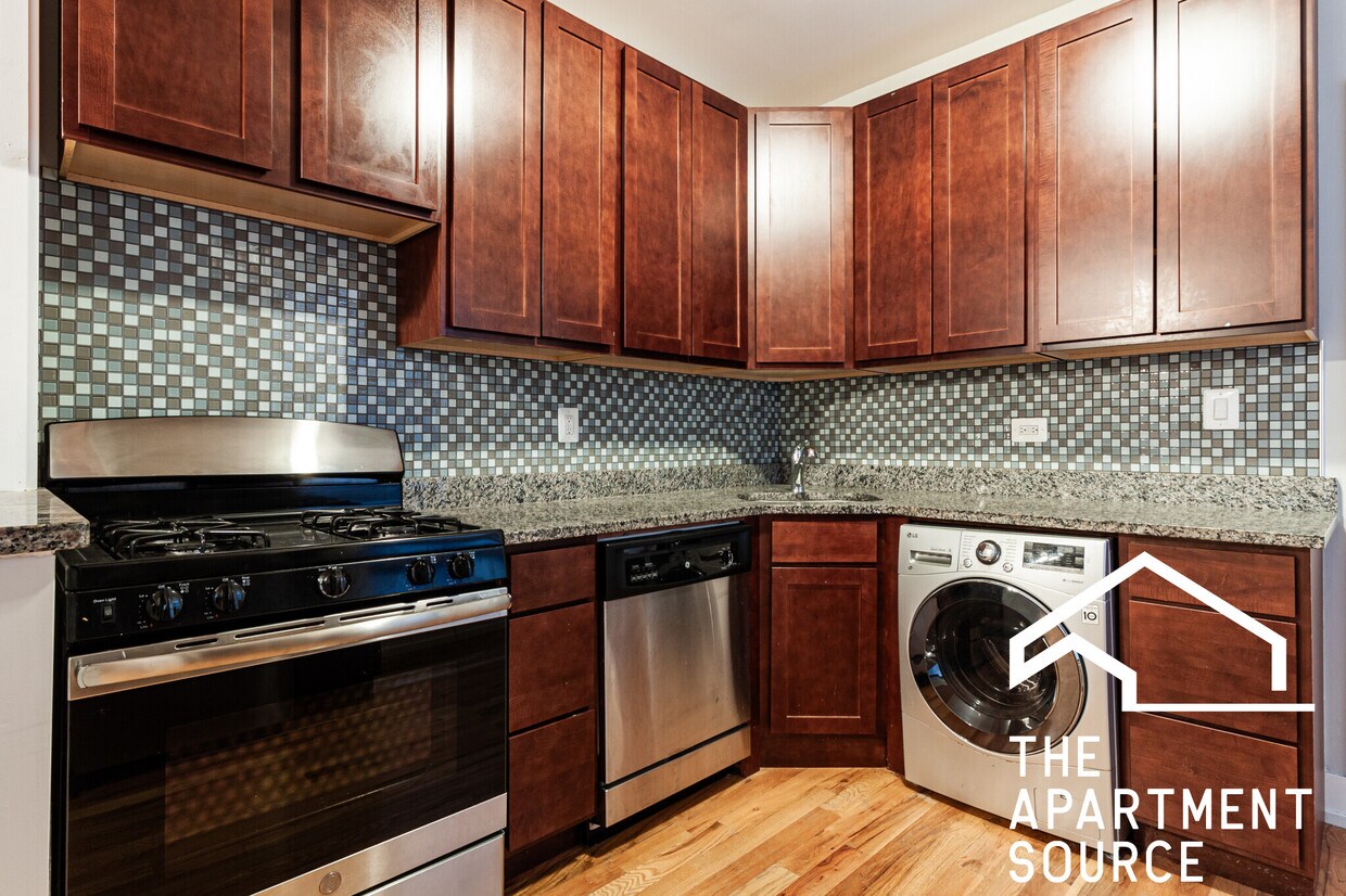 Foto principal - 3523 N Racine Ave