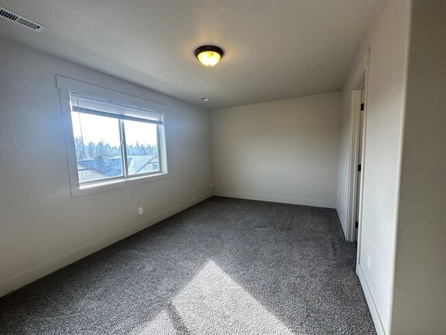 Building Photo - 3 bed/ 3.5 Bath Townhome in Cheney