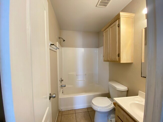 Full bath - 2510 Chuparosa Ct