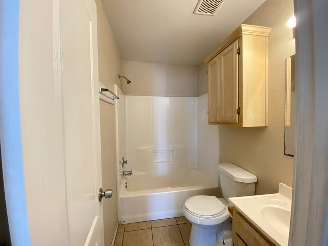 Full bath - 2510 Chuparosa Ct
