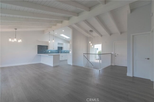 Building Photo - 633 Vista Bonita