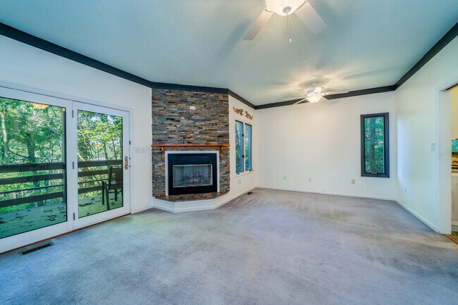 Foto del edificio - 305 Piney Mountain Dr