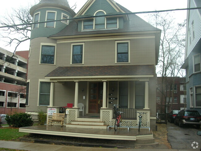 Building Photo - 304 N Carroll St
