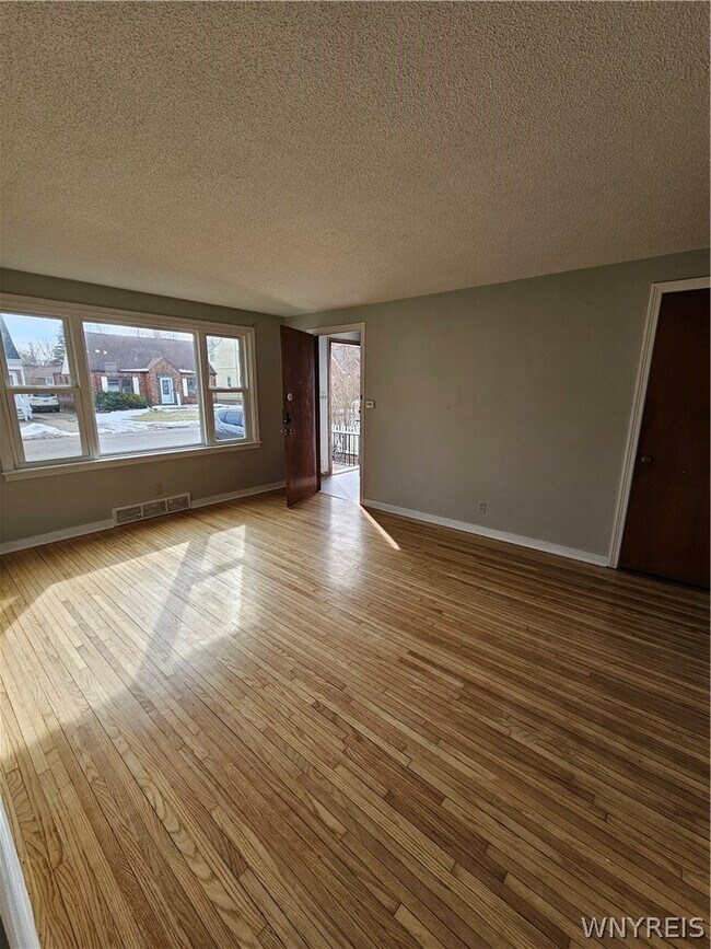 Foto del edificio - 42 Layton Ave