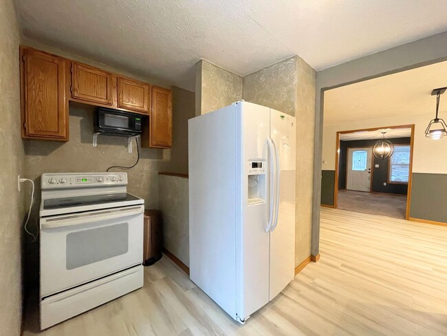 Building Photo - 2 Bedroom House With Basement