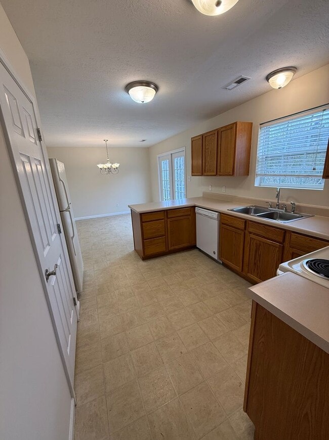 Building Photo - Spacious 4 bedroom 2.5 bath home in North Knoxville